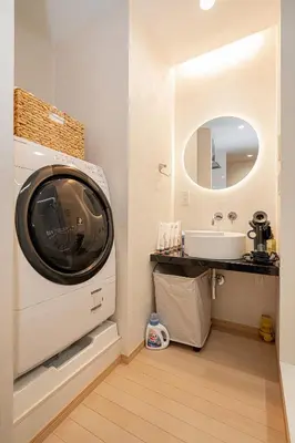 a washing machine in a bathroom with a sink at ZAITO Tokyo Narihira Hotel\u3000\u62bc\u4e0a\u99c5\u304b\u3089\u5f92\u6b69\u516b\u5206\u30db\u30c6\u30eb in Tokyo