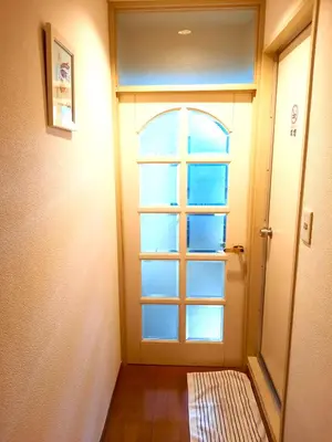 a door with a window in a room at Shinjuku Harusame Apartment -Twin room- in Tokyo