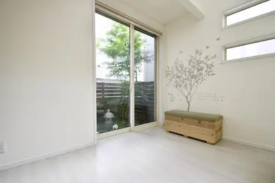 an empty room with a window and a bench at Magical Dream House ★ Maihama - Vacation STAY 12402 in Tokyo