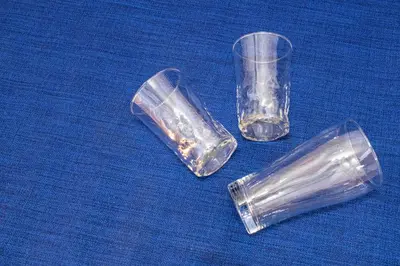 three pieces of glass sitting on a blue table at \u30f4\u30a3\u30f3\u30c6\u30fc\u30b8\u30c7\u30b6\u30a4\u30f3\u795e\u697d\u5742102 in Tokyo
