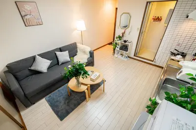 a living room with a couch and a table at LifeHouse \u62bc\u4e0a\u99c5\u304b\u3089\u5f92\u6b695\u5206 \u30b9\u30ab\u30a4\u30c4\u30ea\u4e00\u307e\u3067\u5f92\u6b659\u5206 \u6700\u59276\u4ebaok \u6709\u514d\u8d39WiFi in Tokyo