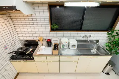 a kitchen with a sink and a counter top at LifeHouse \u62bc\u4e0a\u99c5\u304b\u3089\u5f92\u6b695\u5206 \u30b9\u30ab\u30a4\u30c4\u30ea\u4e00\u307e\u3067\u5f92\u6b659\u5206 \u6700\u59276\u4ebaok \u6709\u514d\u8d39WiFi in Tokyo