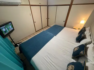 a bedroom with a bed with a tv on it at LifeHouse \u62bc\u4e0a\u99c5\u304b\u3089\u5f92\u6b695\u5206 \u30b9\u30ab\u30a4\u30c4\u30ea\u4e00\u307e\u3067\u5f92\u6b659\u5206 \u6700\u59276\u4ebaok \u6709\u514d\u8d39WiFi in Tokyo