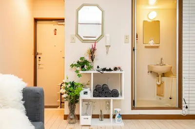 a bathroom with a sink and a mirror at LifeHouse \u62bc\u4e0a\u99c5\u304b\u3089\u5f92\u6b695\u5206 \u30b9\u30ab\u30a4\u30c4\u30ea\u4e00\u307e\u3067\u5f92\u6b659\u5206 \u6700\u59276\u4ebaok \u6709\u514d\u8d39WiFi in Tokyo