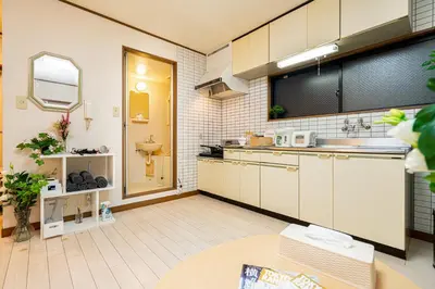 a kitchen with white cabinets and a sink at LifeHouse \u62bc\u4e0a\u99c5\u304b\u3089\u5f92\u6b695\u5206 \u30b9\u30ab\u30a4\u30c4\u30ea\u4e00\u307e\u3067\u5f92\u6b659\u5206 \u6700\u59276\u4ebaok \u6709\u514d\u8d39WiFi in Tokyo