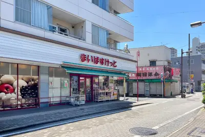 an empty street with a store on the side of a building at -Hirai- 10 minutes' walk from Hirai Station Direct service to Shinjuku and Akihabara 平井戸建 in Tokyo