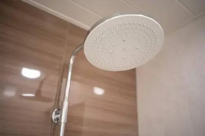 a shower with a shower head in a bathroom at \u94f6\u5ea7\u5408\u4e4b\u5c4b \u7b51\u5730\u5e02\u573a\u5730\u94c1\u4e09\u5206\u949f \u94f6\u5ea7\u5f92\u6b65\u5341\u5206\u949f in Tokyo