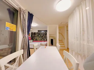 a dining room with a white table and chairs at JINGHOUSE高砂（無料駐車場）一戸建て 上野/浅草/银座/天空树 in Tokyo