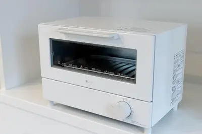 a white microwave oven sitting on a white counter at Shinjuku City House \u65b0\u5bbf\u30b7\u30c6\u30a3\u30cf\u30a6\u30b9 in Tokyo