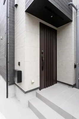 a door on the side of a building with stairs at Shinjuku City House \u65b0\u5bbf\u30b7\u30c6\u30a3\u30cf\u30a6\u30b9 in Tokyo
