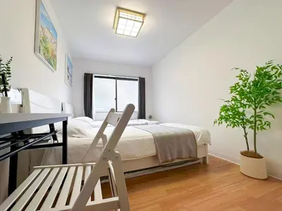 a bedroom with a bed and a table and a plant at 7\u6642IN19\u6642OUT # \u65b0\u5bbf\u6b4c\u821e\u4f0e\u753a\u30a8\u30ea\u30a2\u307e\u3067\u96fb\u8eca4\u5206 # \u99c5\u8fd18\u5206 # \u5c02\u7528\u30d0\u30b9\u30ad\u30c3\u30c1\u30f3 # \u6700\u59273\u540d # 7 00 IN19 00 OUT # 4 min train to Shinjuku Kabukicho # 8 min walk to station # Private bath kitchen # Max 3 in Tokyo