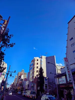 a busy city street with cars driving down a street at \u7f8e\u30cf\u30a6\u30b9 Beauty House in Tokyo