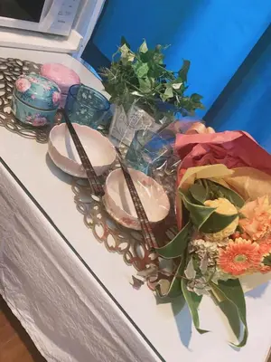 a table with two plates and flowers on it at \u7f8e\u30cf\u30a6\u30b9 Beauty House in Tokyo