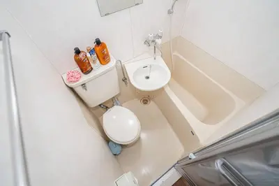 a small bathroom with a toilet and a sink at \u65b0\u5bbf\u533a\u5e02\u4e2d\u5fc3\u6b4c\u821e\u4f0e\u753a\u9996\u9009\u623f\u6e90\u514d\u8d39Wi-Fi\u3002 in Tokyo