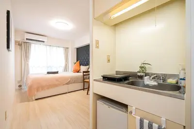 a kitchen with a sink and a bed in a room at \u65b0\u5bbf\u533a\u5e02\u4e2d\u5fc3\u6b4c\u821e\u4f0e\u753a\u9996\u9009\u623f\u6e90\u514d\u8d39Wi-Fi\u3002 in Tokyo