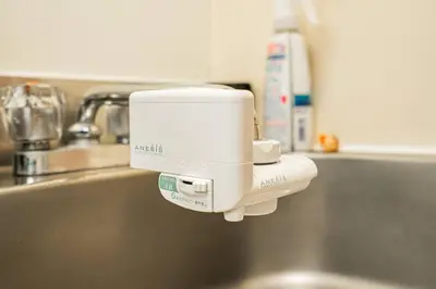 a white appliance on the side of a kitchen sink at \u65b0\u5bbf\u533a\u5e02\u4e2d\u5fc3\u6b4c\u821e\u4f0e\u753a\u9996\u9009\u623f\u6e90\u514d\u8d39Wi-Fi\u3002 in Tokyo