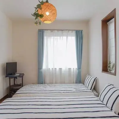 a bedroom with a large bed and a window at \u76f4\u8fbe-\u6c60\u888b-2\u5206\u949f \u8f66\u7ad9\u5f92\u6b656\u5206\u949f 3bedrooms-IT0338 in Tokyo