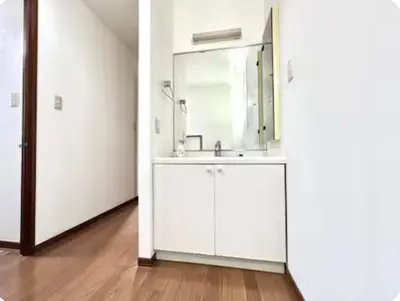 a white bathroom with a sink and a mirror at \u76f4\u8fbe-\u6c60\u888b-2\u5206\u949f \u8f66\u7ad9\u5f92\u6b656\u5206\u949f 3bedrooms-IT0338 in Tokyo