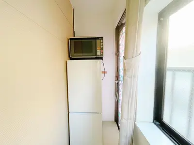 a microwave sitting on top of a refrigerator in a room at Hananosato Akabane - Vacation STAY 06096v in Tokyo