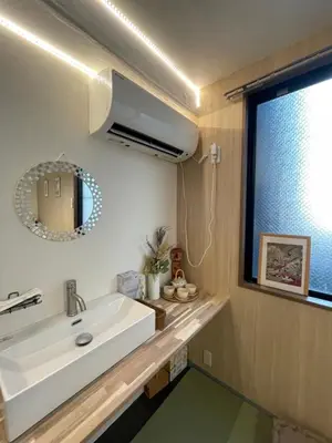 a bathroom with a sink and a mirror and a window at Sky house\u6674\u7a7a\u58543 in Tokyo