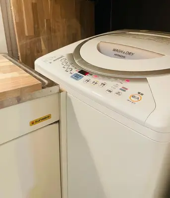 a washing machine sitting on top of a dishwasher at Sky house\u6674\u7a7a\u58543 in Tokyo