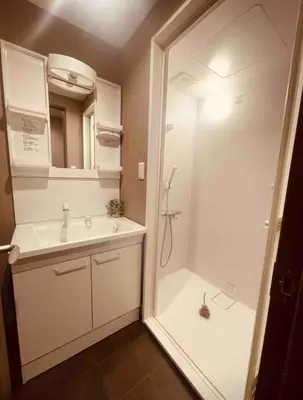 a bathroom with a shower and a sink at Sky \u6674\u7a7a\u5854 \u72ec\u7acb\u53cc\u4eba\u95f4 \u4f46\u662f\u5171\u7528\u6d74\u5ba4\u5395\u6240105 in Tokyo