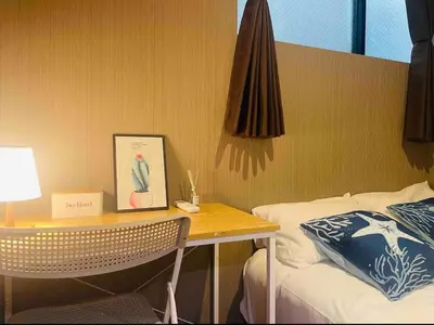 a bedroom with a desk with a bed and a lamp at Sky \u6674\u7a7a\u5854 \u72ec\u7acb\u53cc\u4eba\u95f4 \u4f46\u662f\u5171\u7528\u6d74\u5ba4\u5395\u6240105 in Tokyo