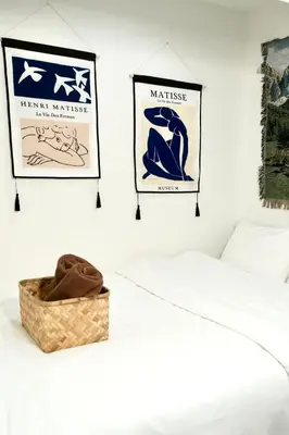 a room with two posters on the wall and a basket at Sky \u6674\u7a7a\u5854 \u72ec\u7acb\u53cc\u4eba\u95f4 \u4f46\u662f\u5171\u7528\u6d74\u5ba4\u5395\u6240105 in Tokyo
