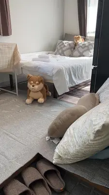 a teddy bear sitting on the floor in a bedroom at Sky house\u6674\u7a7a\u5854\u89c2\u666f\u9633\u53f0-03 in Tokyo