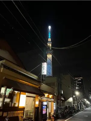 a tall tower with a light on it at night at Sky house\u6674\u7a7a\u5854\u89c2\u666f\u9633\u53f0-03 in Tokyo