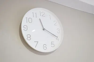 a white clock hanging on a wall at \u5922\u306e\u820e \u65b0\u5bbf Yumenoya Shinjuku in Tokyo