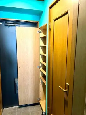 a bathroom with a door open to a closet at \u30e9\u30d5\u30a9\u30ec\uff11\uff10\uff11\u3000\u65b0\u5bbf\u304b\u308913\u5206\u306e\u304f\u3064\u308d\u3052\u308b\u304a\u90e8\u5c4b in Tokyo