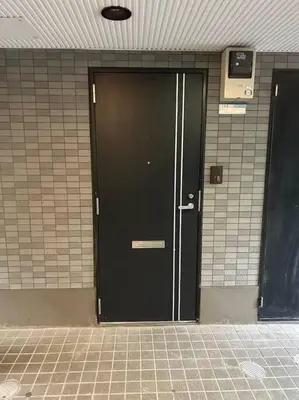 a black door in a building with a tile floor at \u30e9\u30d5\u30a9\u30ec\uff11\uff10\uff11\u3000\u65b0\u5bbf\u304b\u308913\u5206\u306e\u304f\u3064\u308d\u3052\u308b\u304a\u90e8\u5c4b in Tokyo