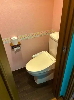 a bathroom with a white toilet in a pink room at \u30e9\u30d5\u30a9\u30ec\uff11\uff10\uff11\u3000\u65b0\u5bbf\u304b\u308913\u5206\u306e\u304f\u3064\u308d\u3052\u308b\u304a\u90e8\u5c4b in Tokyo