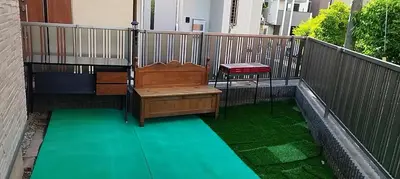 a balcony with a bench and a green floor at \u6c60\u888b\u5feb\u901f\u4e00\u99c5kyoka house in Tokyo