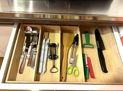 a drawer filled with different types of kitchen utensils at \u30e9\u30d5\u30a9\u30ec\uff11\uff10\uff12\u3000\u65b0\u5bbf\u304b\u308913\u5206\u306e\u304f\u3064\u308d\u3052\u308b\u304a\u90e8\u5c4b in Tokyo