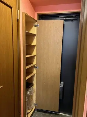 a closet with a door open to a closet with shelves at \u30e9\u30d5\u30a9\u30ec\uff11\uff10\uff12\u3000\u65b0\u5bbf\u304b\u308913\u5206\u306e\u304f\u3064\u308d\u3052\u308b\u304a\u90e8\u5c4b in Tokyo