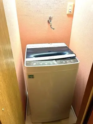 a trash can in a corner of a room at \u30e9\u30d5\u30a9\u30ec\uff11\uff10\uff12\u3000\u65b0\u5bbf\u304b\u308913\u5206\u306e\u304f\u3064\u308d\u3052\u308b\u304a\u90e8\u5c4b in Tokyo