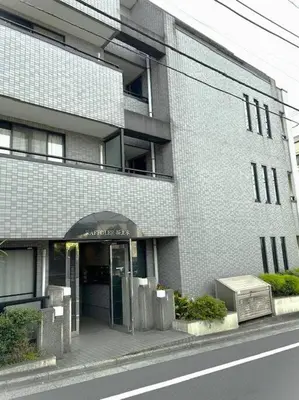 a large brick building with a door in front of it at \u30e9\u30d5\u30a9\u30ec\uff11\uff10\uff12\u3000\u65b0\u5bbf\u304b\u308913\u5206\u306e\u304f\u3064\u308d\u3052\u308b\u304a\u90e8\u5c4b in Tokyo