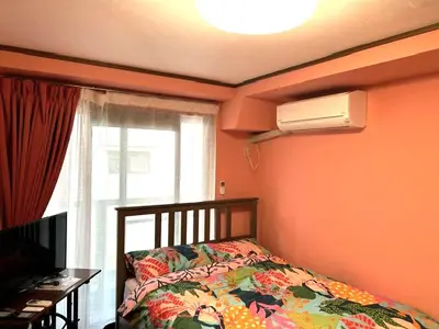 a bedroom with a bed and a window at \u30e9\u30d5\u30a9\u30ec\uff11\uff10\uff12\u3000\u65b0\u5bbf\u304b\u308913\u5206\u306e\u304f\u3064\u308d\u3052\u308b\u304a\u90e8\u5c4b in Tokyo