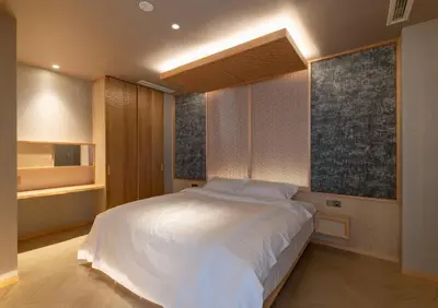 a bedroom with a large white bed in it at \u30e2\u30c0\u30f3\u548c\u98a8\u6c11\u5bbf \u7c8bSui \u4e0a\u91ce Asakusa in Tokyo