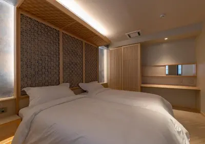 a bedroom with a large white bed in it at \u30e2\u30c0\u30f3\u548c\u98a8\u6c11\u5bbf \u7c8bSui \u4e0a\u91ce Asakusa in Tokyo