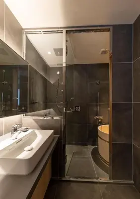 a bathroom with a sink and a shower at \u30e2\u30c0\u30f3\u548c\u98a8\u6c11\u5bbf \u7c8bSui \u4e0a\u91ce Asakusa in Tokyo