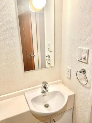 a bathroom with a sink and a mirror at \u6b4c\u821e\u4f0e\u753a\u306e\u7269\u4ef65\u968e \u6771\u65b0\u5bbf\u99c5\u5f92\u6b693\u5206\u65b0\u5bbf\u6e0b\u8c37\u539f\u5bbf\u30a8\u30ea\u30a2 in Tokyo