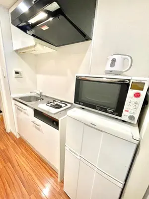 a small kitchen with a sink and a microwave at \u6b4c\u821e\u4f0e\u753a\u306e\u7269\u4ef65\u968e \u6771\u65b0\u5bbf\u99c5\u5f92\u6b693\u5206\u65b0\u5bbf\u6e0b\u8c37\u539f\u5bbf\u30a8\u30ea\u30a2 in Tokyo