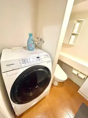 a washing machine in a bathroom with a toilet at \u6b4c\u821e\u4f0e\u753a\u306e\u7269\u4ef65\u968e \u6771\u65b0\u5bbf\u99c5\u5f92\u6b693\u5206\u65b0\u5bbf\u6e0b\u8c37\u539f\u5bbf\u30a8\u30ea\u30a2 in Tokyo