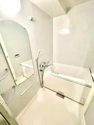a bathroom with a tub and a sink and a mirror at \u6b4c\u821e\u4f0e\u753a\u306e\u7269\u4ef65\u968e \u6771\u65b0\u5bbf\u99c5\u5f92\u6b693\u5206\u65b0\u5bbf\u6e0b\u8c37\u539f\u5bbf\u30a8\u30ea\u30a2 in Tokyo