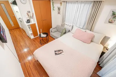 a small room with a bed and a couch at \u65b0\u5bbf\u6b4c\u821e\u4f0e\u753a\u97e9\u56fd\u5e7f\u573a\u623f\u6e90\u514d\u8d39Wi-Fi in Tokyo