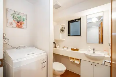 a white bathroom with a sink and a toilet and a mirror at \u65b0\u5bbf\u6b4c\u821e\u4f0e\u753a\u97e9\u56fd\u5e7f\u573a\u623f\u6e90\u514d\u8d39Wi-Fi in Tokyo