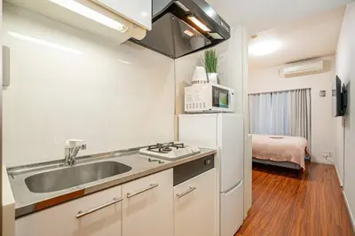 a small kitchen with a sink and a refrigerator at \u65b0\u5bbf\u6b4c\u821e\u4f0e\u753a\u97e9\u56fd\u5e7f\u573a\u623f\u6e90\u514d\u8d39Wi-Fi in Tokyo